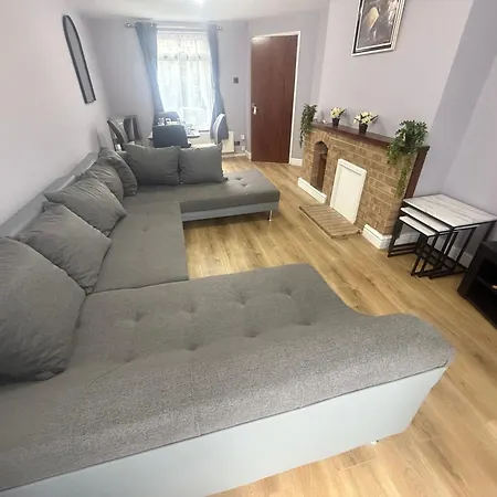 D'Luxe Royal 3 Bedrooms House In Abbeywood, London